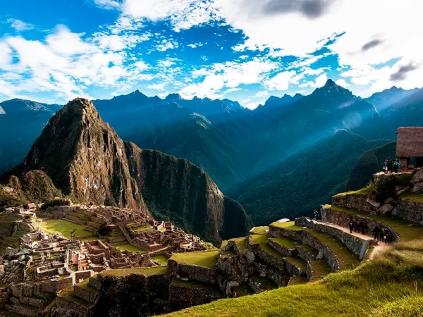 Machu Picchu com vista para a casa do guardião e turistas
