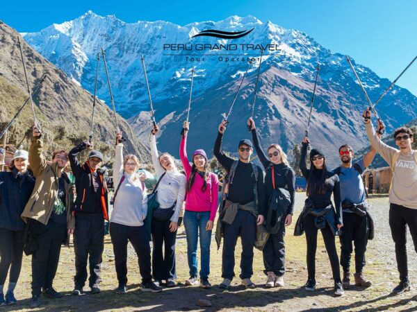 Mal de altitude em Cusco - turistas caminhando até a lagoa de Humantay Soraypampa