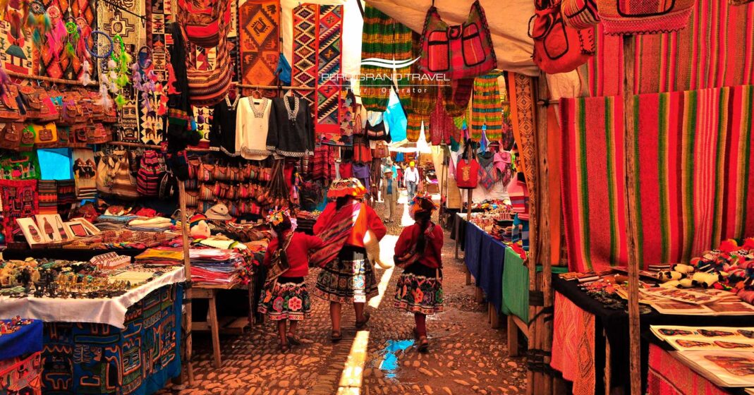 Mercados em Cusco - Pisaq com vista para tecidos, bolsas andinas, suéteres e ponchos