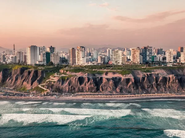 miraflores em lima com vista para o mar peruano e a cidade de lima