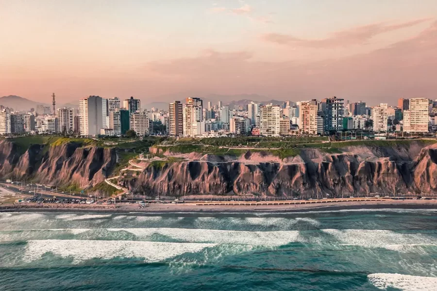 miraflores em lima com vista para o mar peruano e a cidade de lima