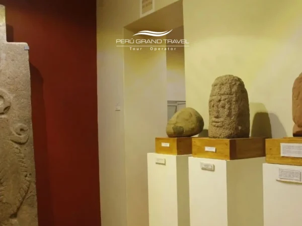 Esculturas de pedra e monólitos esculpidos em exposição no Museu Carlos Dreyer, em Puno, Peru,