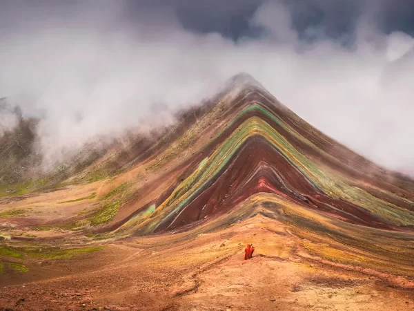 Turista na montanha colorida ou Vinicunca