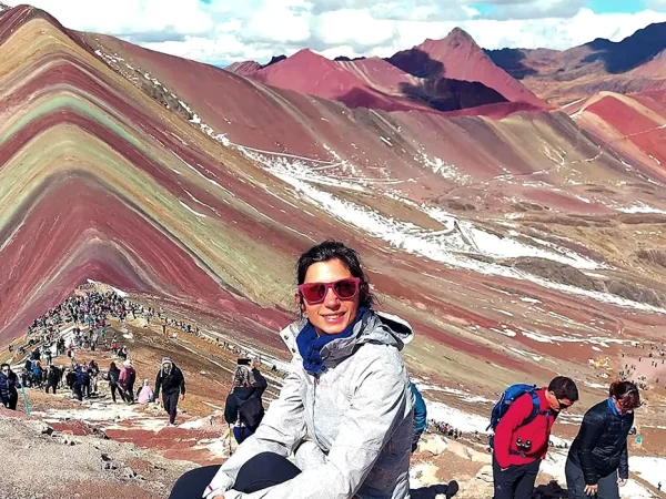 Mulher posando na montanha das 7 cores em Cusco com belas vistas da montanha e suas cores
