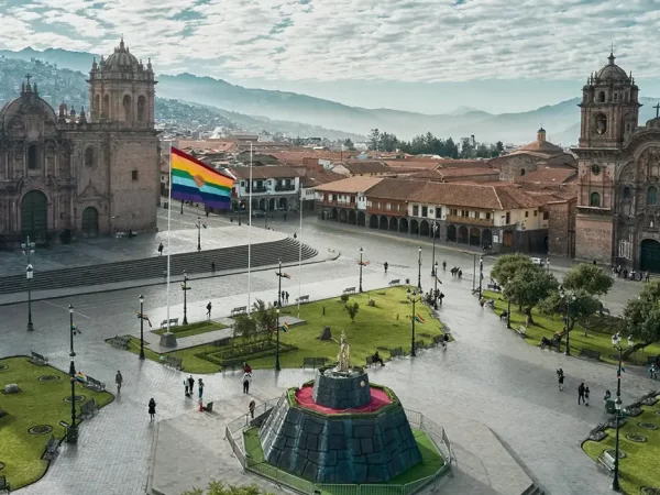 Plaza de Armas em Cusco com um drone, a bandeira de Cusco, a catedral e o centro da praça