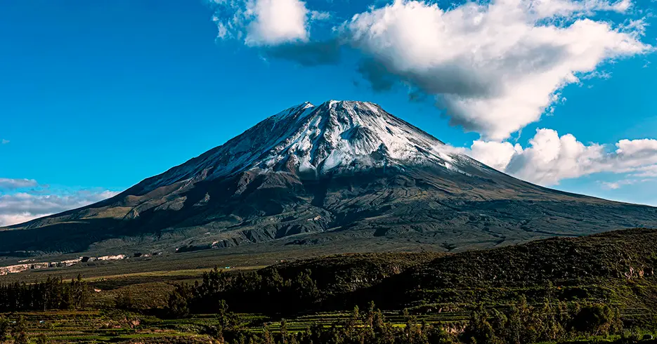 O que fazer em Arequipa, Vulcão Misti com céu azul
