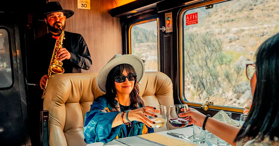 the first class Trem de luxo para Machu Picchu: cerimônia do vinho com música