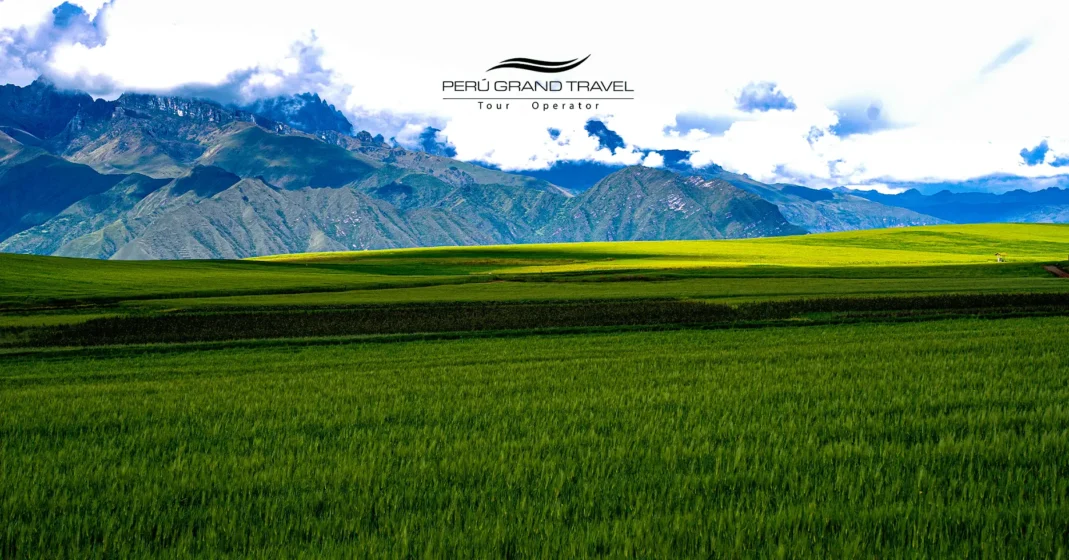 paisaje verde del valle sagrado en peru en abril