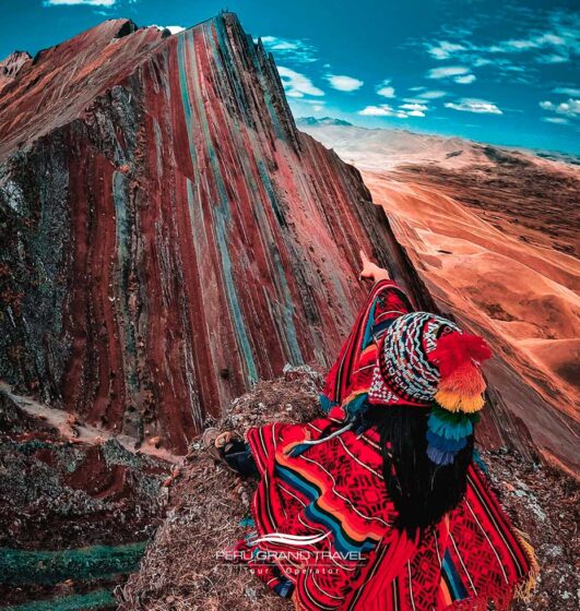 Paisagem de Pallay Punchu em Cusco, com turista vestido com traje tradicional andino "poncho"