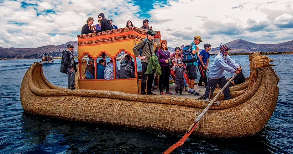 Passeio de barco pela ilhas flutuantes dos uros