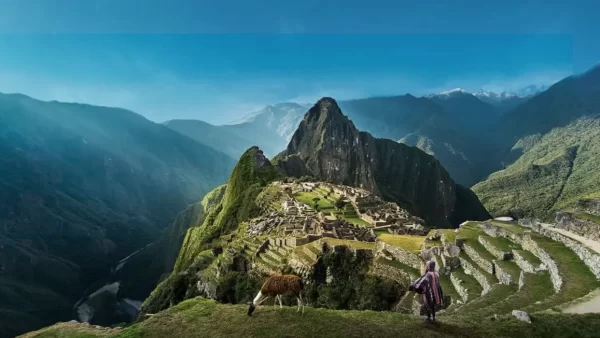 Machu Picchu em uma fotografia panorâmica, lhamas pastando nos Andes e uma vista do Rio Urbamba na parte inferior