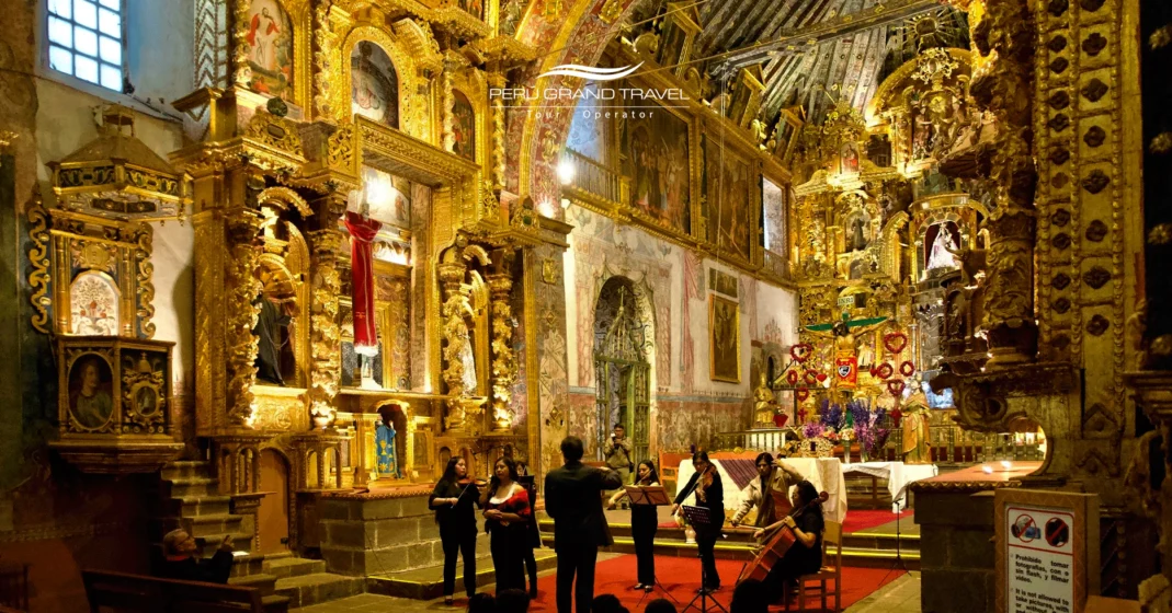 pessoas na Capela Sistina da América, Igreja Andahuaylillas, igrejas em Cusco, Templo Andahuaylillas, Rota Barroca de Cusco, igrejas