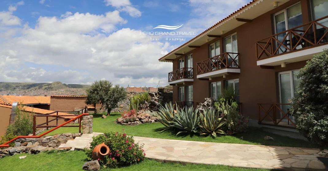 Fachada do Casa Andina Premium Puno com varandas de madeira e jardim paisagístico em Puno, Peru.