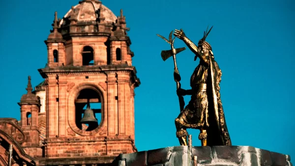 plaza de armas de cusco e o centro da fonte Inca Pachacutec