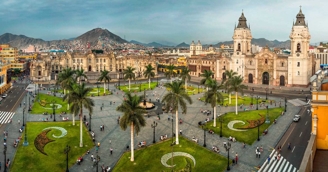 pontos turisticos de lima peru - vista da Plaza Mayor com palmeiras e da Catedral de Lima