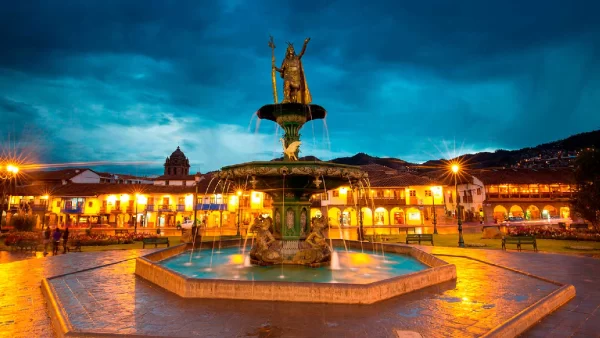 praça-de-armas-de-cusco-vista-à-noite