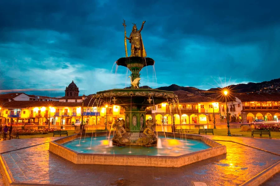 praça-de-armas-de-cusco-vista-à-noite