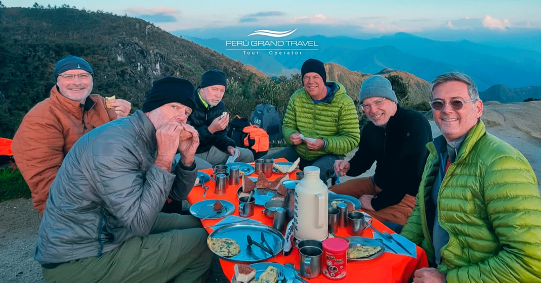 refeições na Trilha Inca, almoços na Trilha Inca, viajantes comendo no acampamento