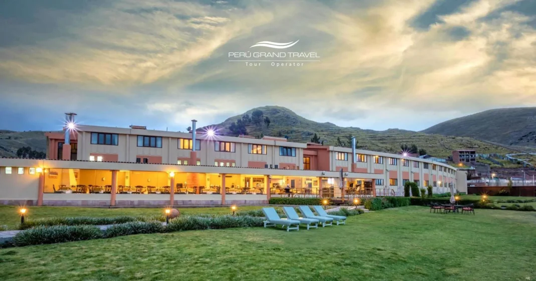 Sonesta Posadas del Inca Puno ao entardecer, com terraço iluminado e montanhas do Altiplano ao fundo, Peru.
