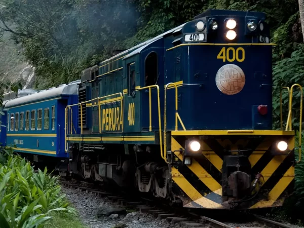 Trem de Cusco para Machu Picchu, cercado por grandes montanhas e vegetação exuberante