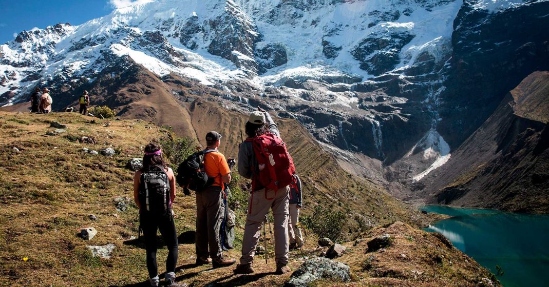 turismo no peru aventura em cusco, pessoas na lagoa de humantay