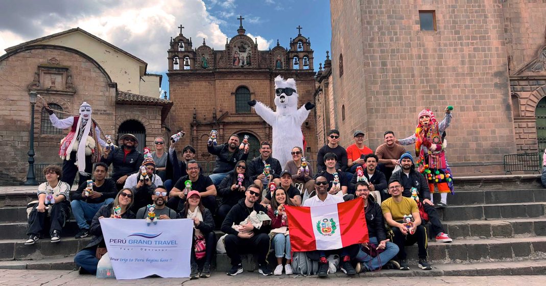Turistas na cidade de Cusco, sorrindo com bandeiras e lhamas empalhadas