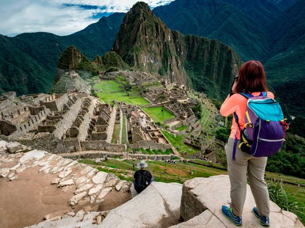 Turismo no Peru - Machu Picchu com vista para os edifícios e as montanhas ao redor