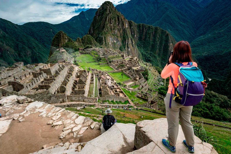 Turismo no Peru - Machu Picchu com vista para os edifícios e as montanhas ao redor