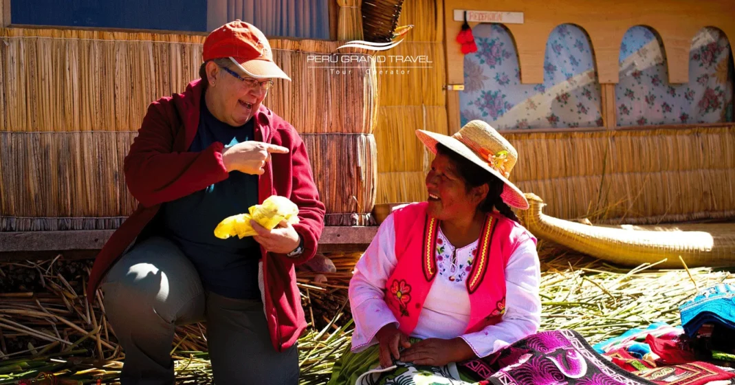 turista com uma mulher da comunidade peruana
