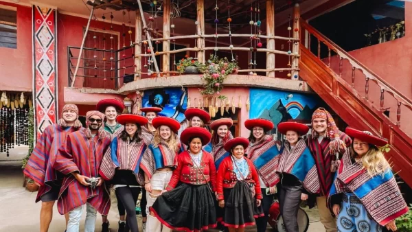 turistas-com-poncho-tradicional-de-chincheros-cusco