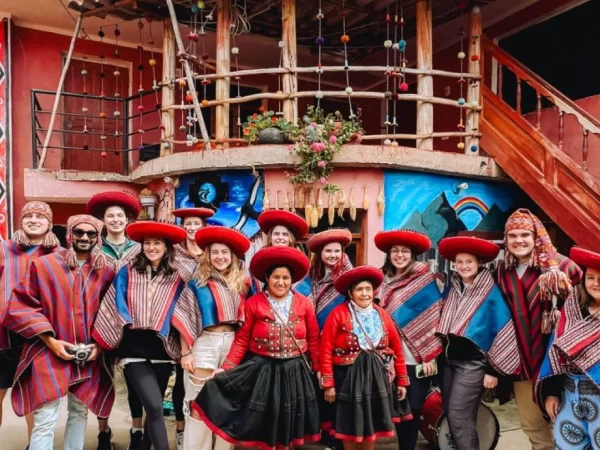 turistas-com-poncho-tradicional-de-chincheros-cusco