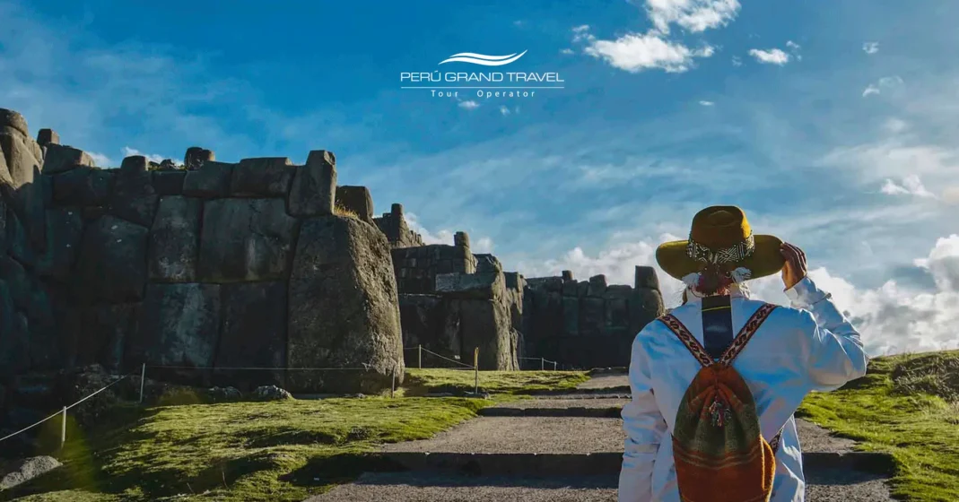 viajante visitando sacsayhuaman