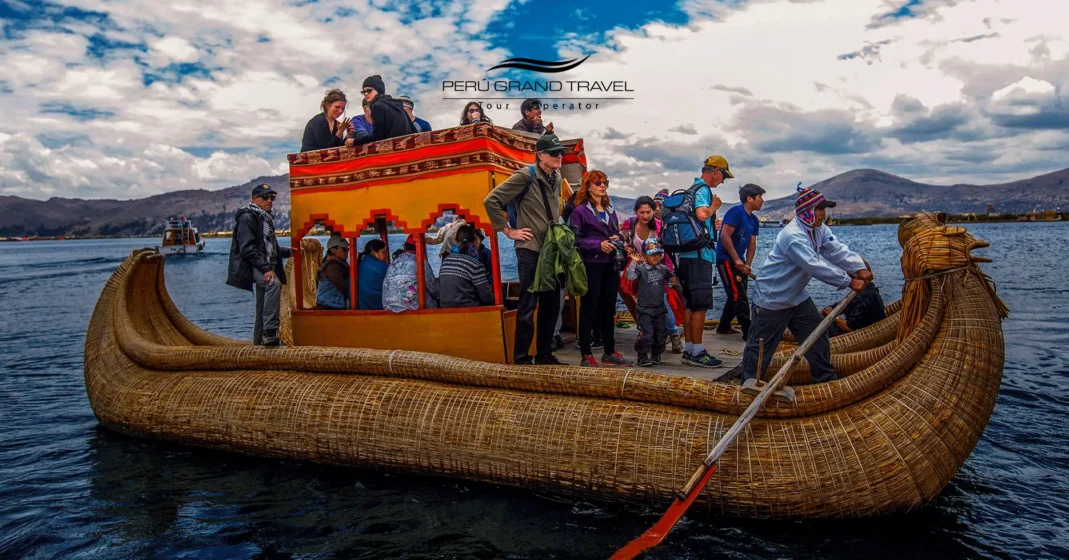 viajantes que visitam o Lago Titicaca