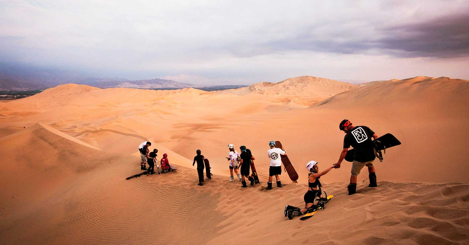 experiência de sandboard no oasis peru huacachina