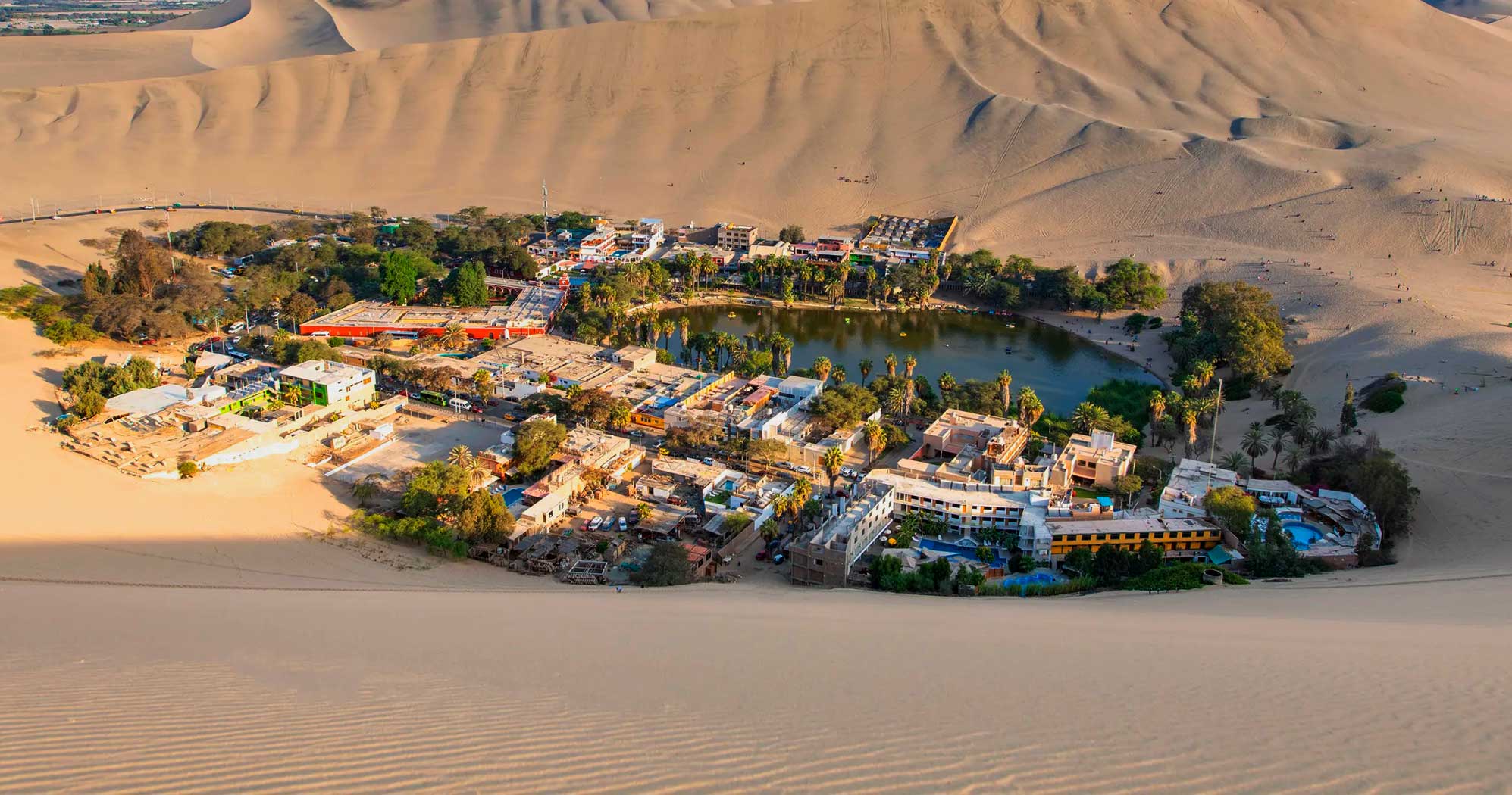 Oasis Peru Huacachina​ Vista panorâmica da cidade e do oásis